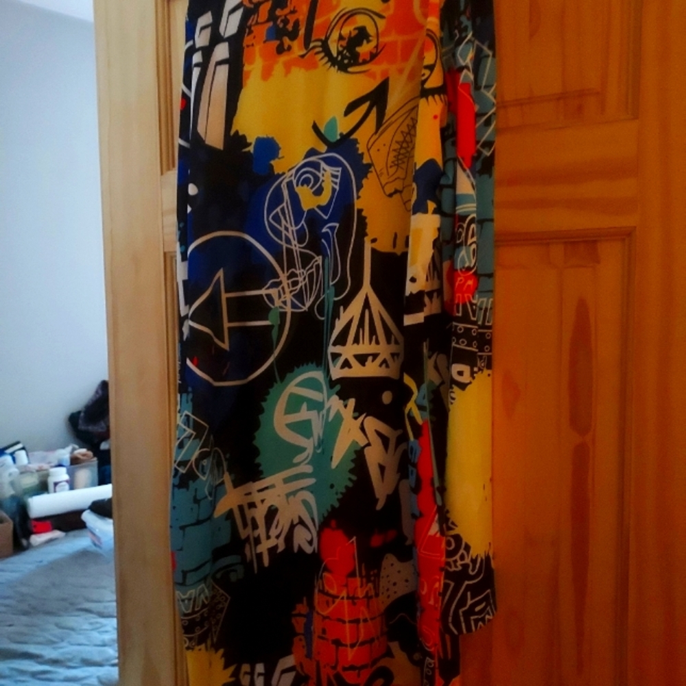 Graffiti style dress. Very comfortable materi. Never worn to big for me.